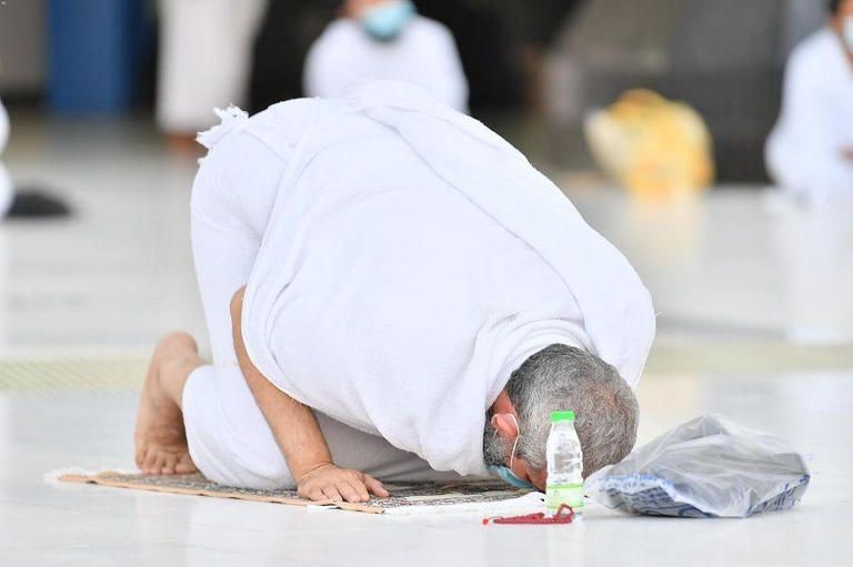 معتمرون يؤدون المناسك في المرحلة الأولى