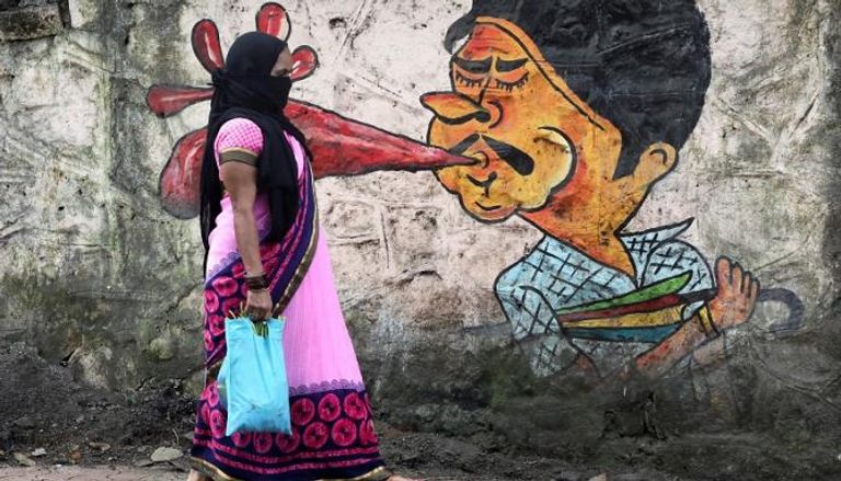 هندية تغطي وجهها للوقاية من فيروس كورونا المستجد