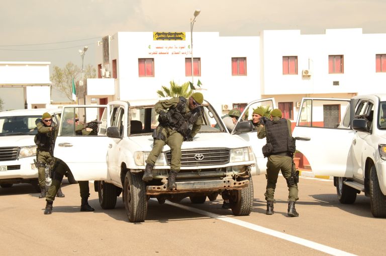 جنود في الحرس الجمهوري الجزائري خلال التدريبات عناصر من قوات الحرس الجمهوري الجزائري
