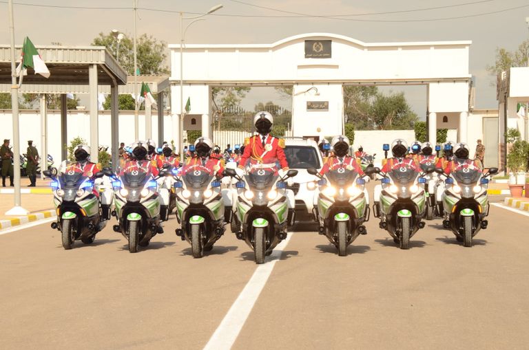 جنود في الحرس الجمهوري الجزائري خلال التدريبات عناصر من قوات الحرس الجمهوري الجزائري