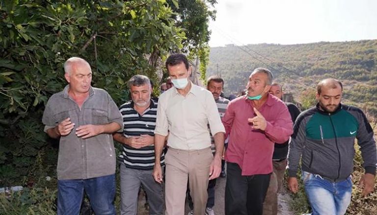 الرئيس السوري بشار الأسد خلال تفقده مناطق الحريق