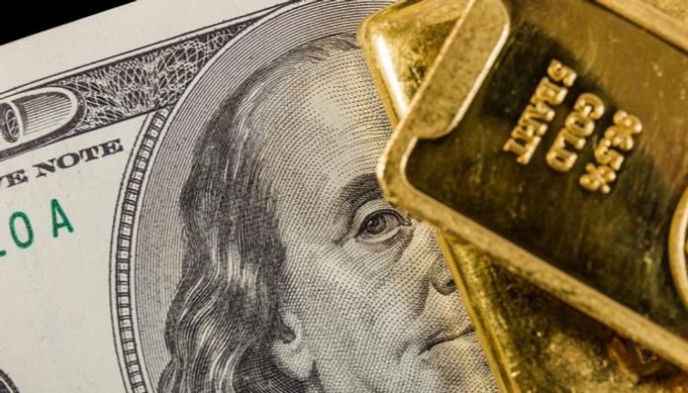 الدولار يصعد ويهبط بالذهب