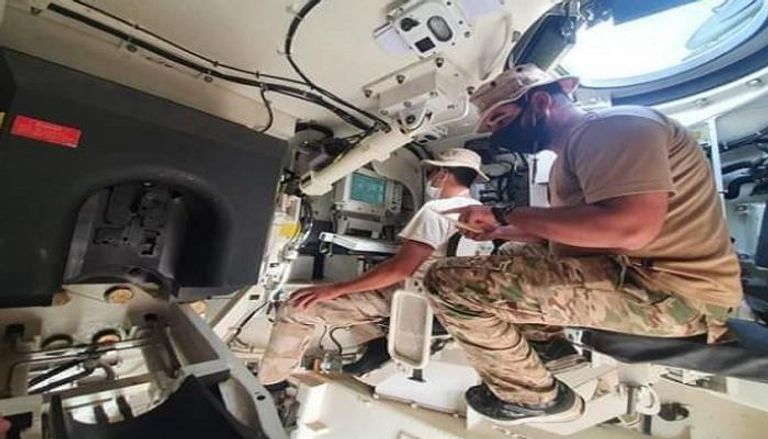 ضباط أتراك خلال تدريب المرتزقة على قيادة الدبابات في ليبيا