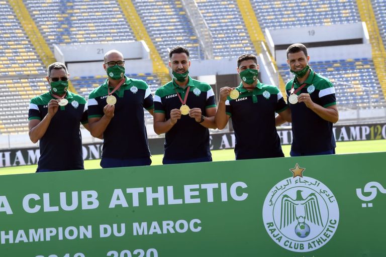 الجهاز الفني للرجاء يحتفل بطريقته الخاصة بلقب الدوري