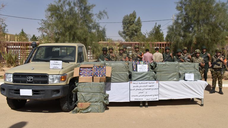 كمية من المخدرات ضبطها الجيش الجزائري جندي في الجيش الجزائري - أرشيفية