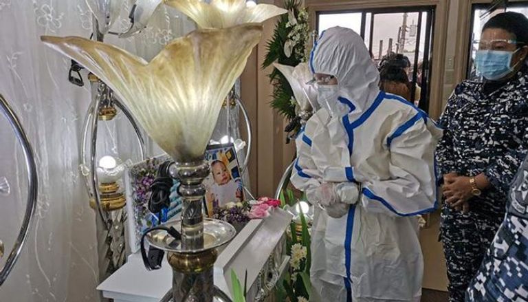 رينا ماي ناسينو في جنازة طفلتها