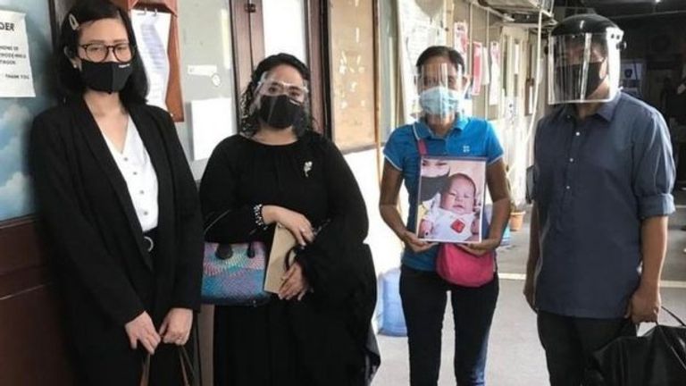 رينا ماي ناسينو في جنازة طفلتها