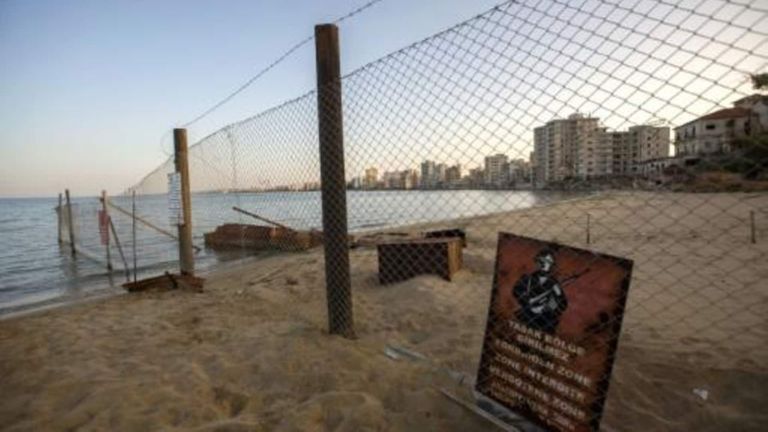 تركيا تعيد فتح ساحل مدينة فاروشا القبرصية مصطفى أكينجي يرفض احتلال أردوغان لجزيرة قبرص