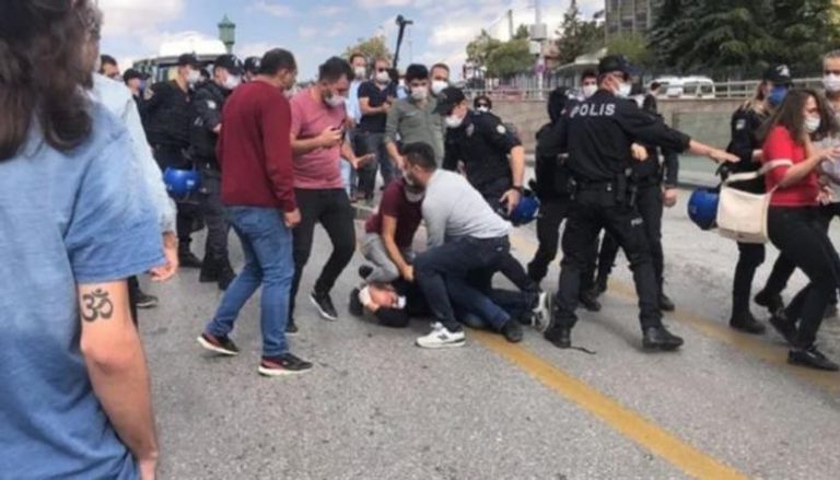 جانب من عنف الشرطة ضد العاملين بالقطاع الصحي بتركيا