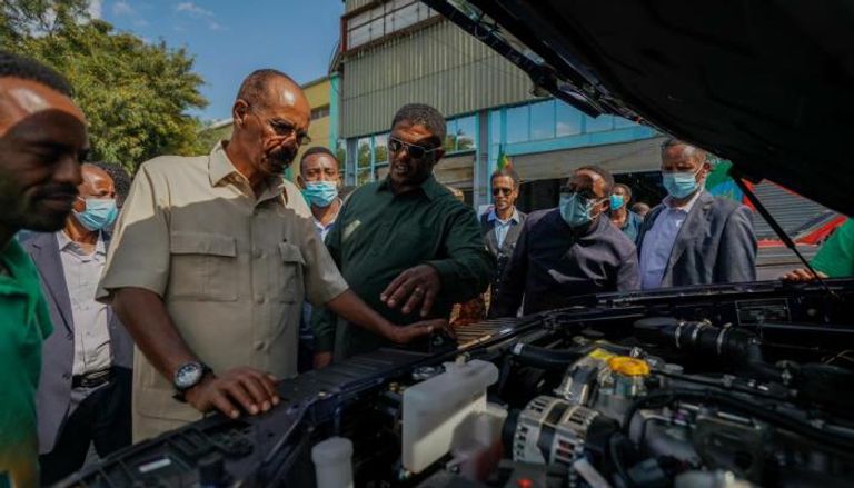 جانب من زيارة الرئيس الإريتري أسياس أفورقي للمصنع الإثيوبي