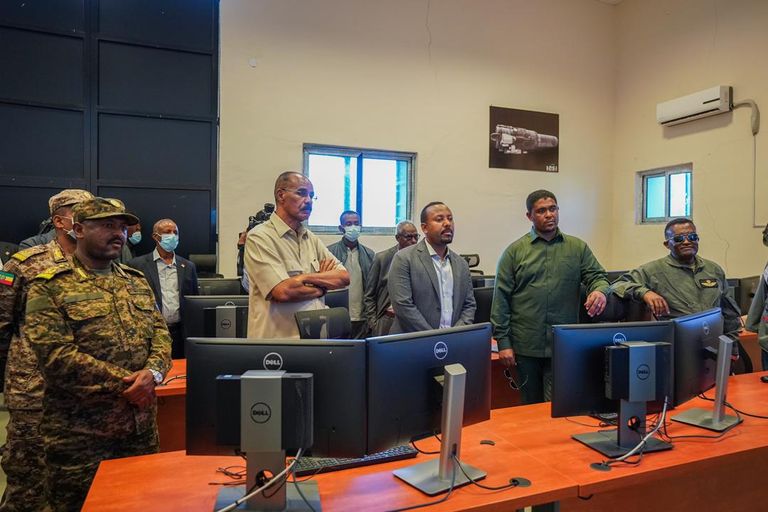 جانب من زيارة الرئيس الإريتري أسياس أفورقي للمصنع الإثيوبي