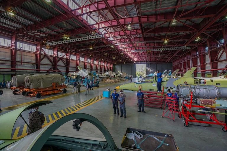 جانب من زيارة الرئيس الإريتري أسياس أفورقي للمصنع الإثيوبي