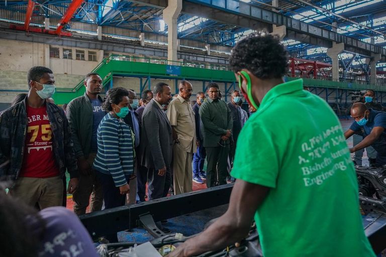 جانب من زيارة الرئيس الإريتري أسياس أفورقي للمصنع الإثيوبي