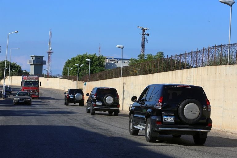 سيارات تضم أعضاء فريق المحادثات اللبناني والإسرائيلي بالناقورة - رويترز مقر اليونفيل بمدينة الناقورة الحدودية قبيل بدء المحادثات - رويترز