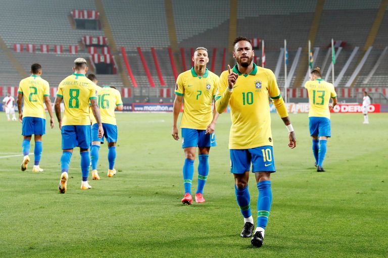 البرازيلي نيمار يحتفل بثلاثيته أمام بيرو