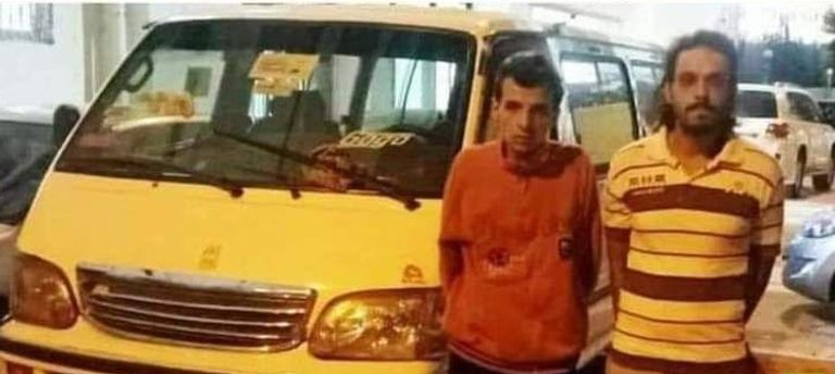 المتهمان بعد القبض عليهما