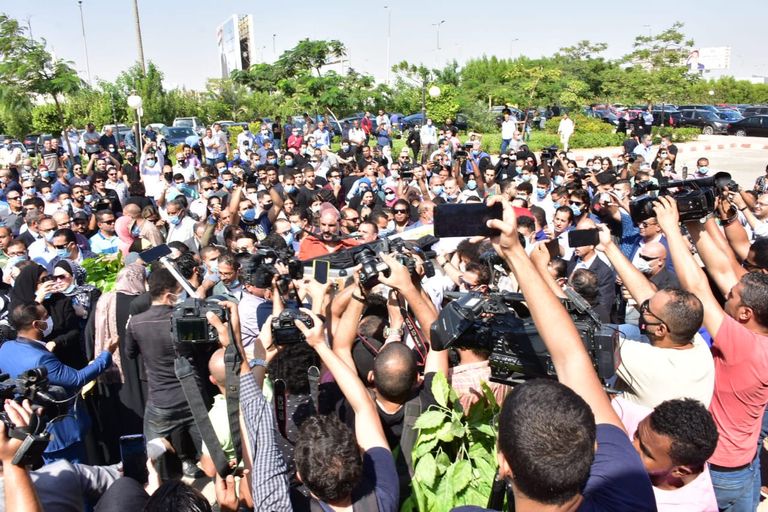 شهيرة في جنازة زوجها محمود ياسين