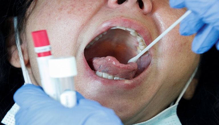 أشخاص يرتدون كمامات للوقاية من كورونا في روما