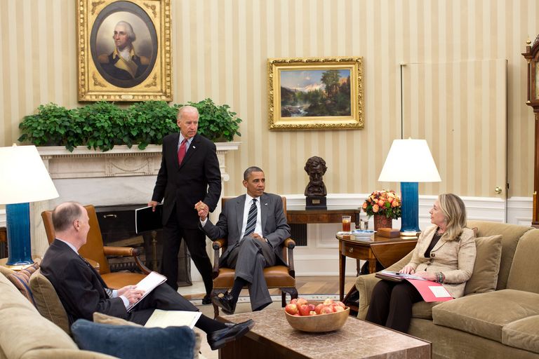 أوباما مع نائبه بايدن وهيلاري كلينتون أوباما ونائبه كانا على علم بمكان بن لادن