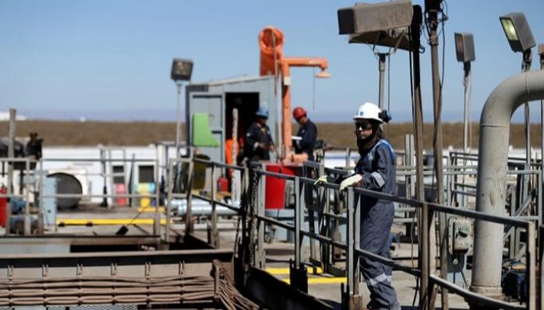 منصة حفر في فاكا مويرتا للتنقيب عن النفط والغاز الصخري في الأرجنتين - رويترز
