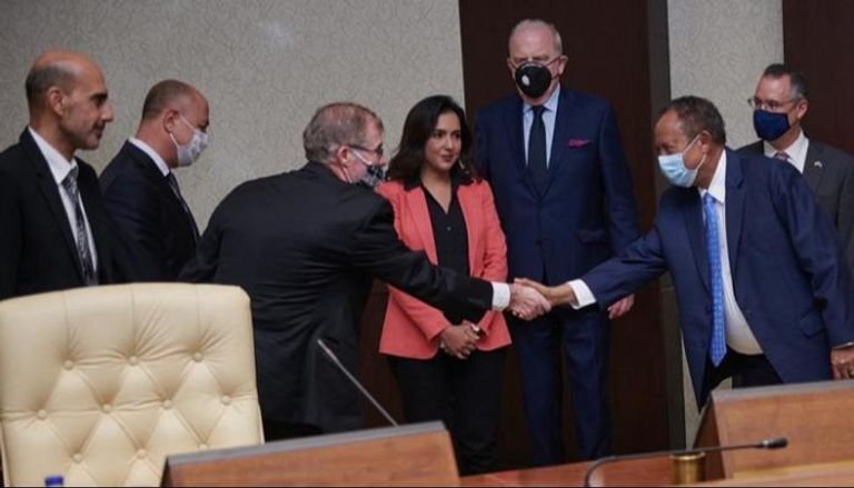رئيس الوزراء السوداني يصافح ممثلي الشركات الأمريكية