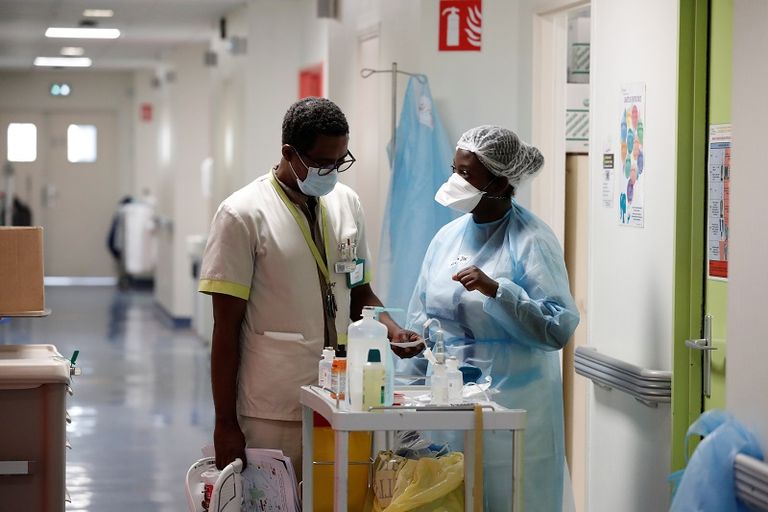 الرئيس الفرنسي إيمانويل ماكرون يتحدث إلى الفرنسيين عبر التليفزيون