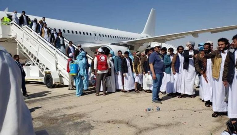 لحظة وصول الأسرى اليمنيين بعد خروجهم من سجون الحوثي