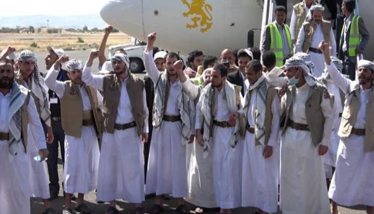أسرى حوثيون يؤدون الصرخة الحوثية