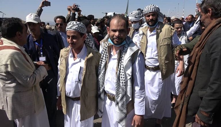 أسرى حوثيون يؤدون الصرخة الحوثية