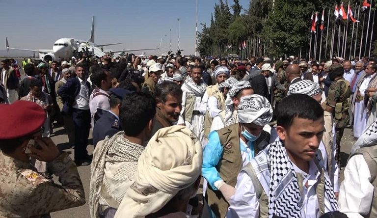 أسرى حوثيون يؤدون الصرخة الحوثية