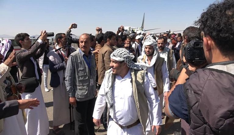 أسرى حوثيون يؤدون الصرخة الحوثية