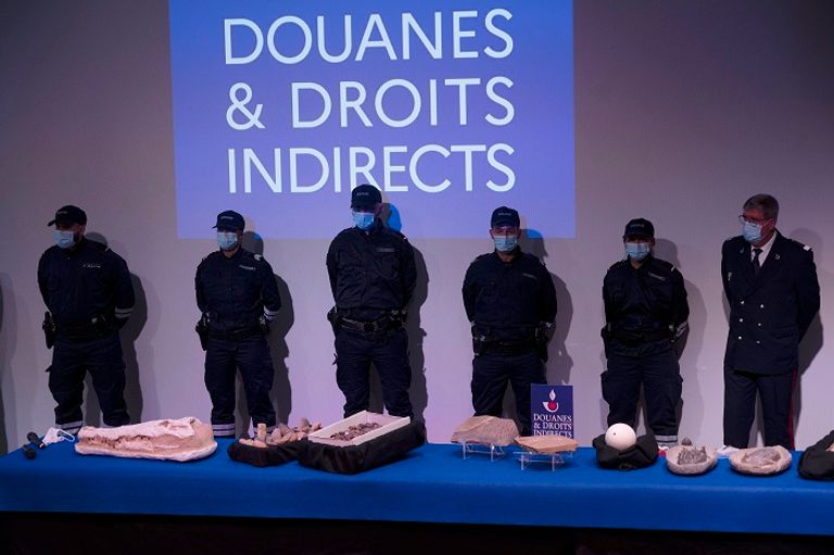 جانب من القطع الأثرية التي ضبطتها الجمارك الفرنسية وستعيدها إلى المغرب