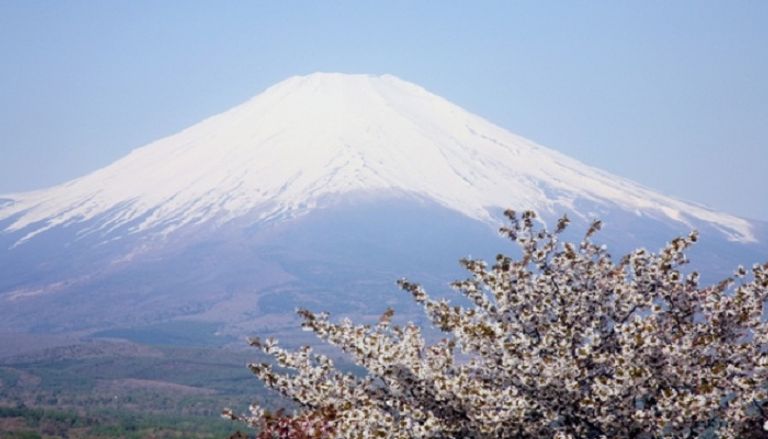 اليابانيون القدماء يعبدون جبل فوجي كإله وهذا ما خلق رابط روحي واحترام لهذا الجبل من السكان المحليين. أوكيجاهارا.. غابة الانتحار اليابانية الأكثر رعبا في العالم