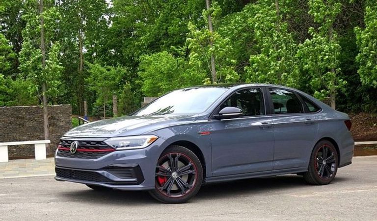 طراز فولكسفاجن Jetta GLI نسخة عام 2014 من طراز أودي A4