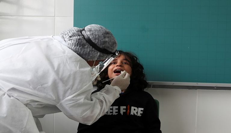 سيدة تسير بجوار مركز اختبار لفيروس كورونا