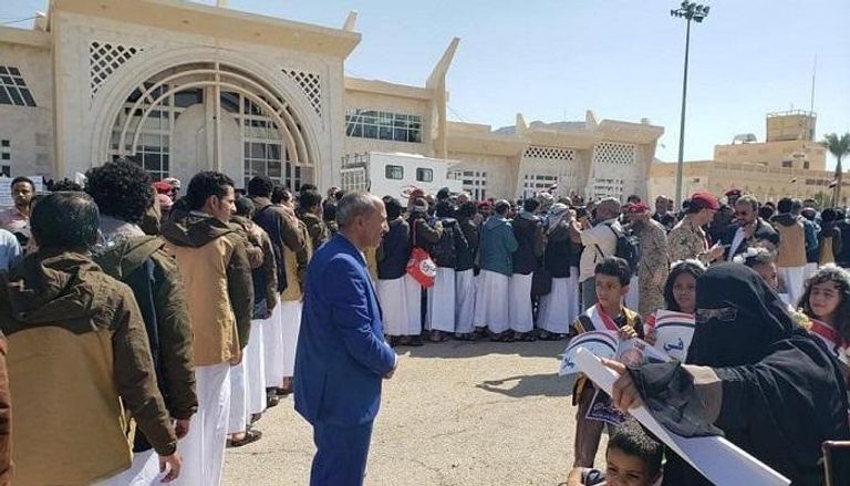لحظة وصول الأسرى اليمنيين بعد خروجهم من سجون الحوثي