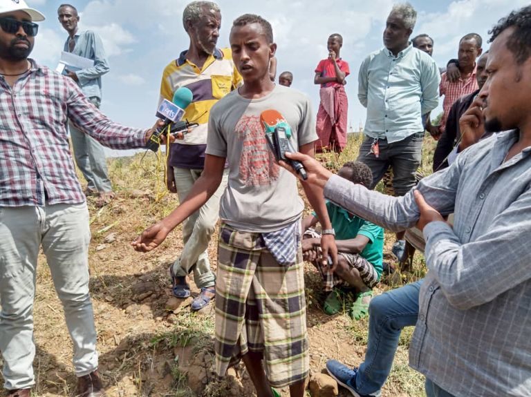 مزارع إثيوبي يحكي عن الأضرار التي سببها الجراد