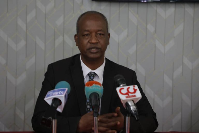 مزارع إثيوبي يحكي عن الأضرار التي سببها الجراد