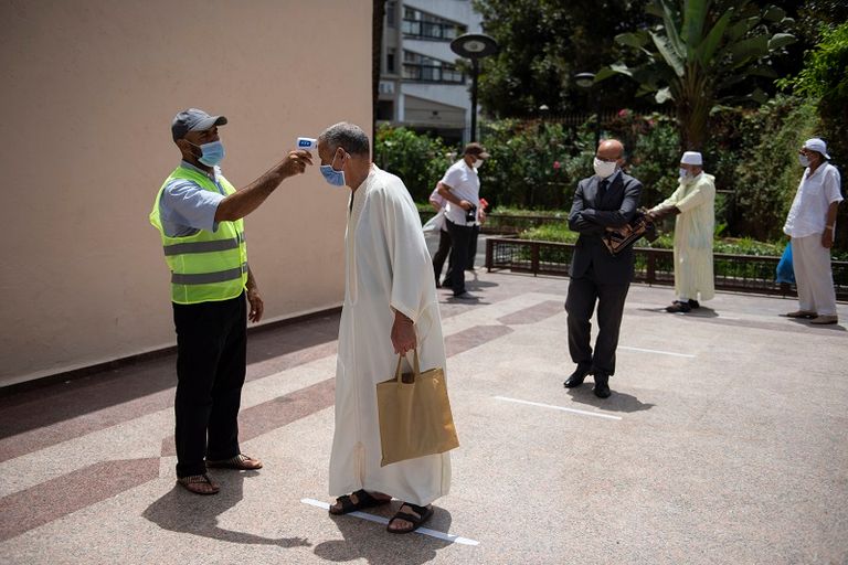 مغاربة يؤدون صلاة الجمعة بعد طول غياب بسبب كورونا