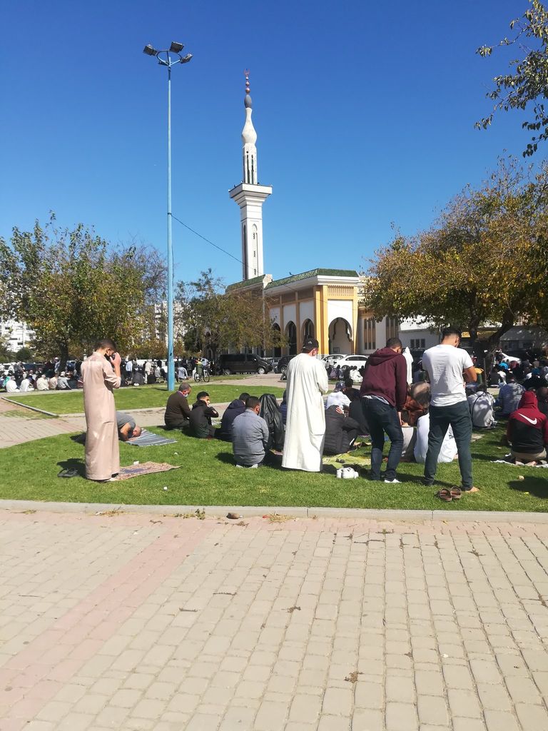 مغاربة يؤدون صلاة الجمعة بعد طول غياب بسبب كورونا