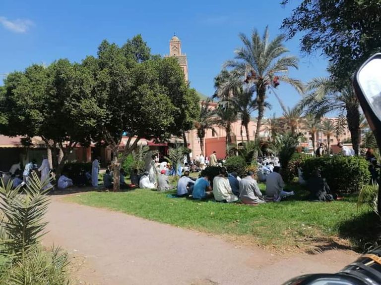 مغاربة يؤدون صلاة الجمعة بعد طول غياب بسبب كورونا