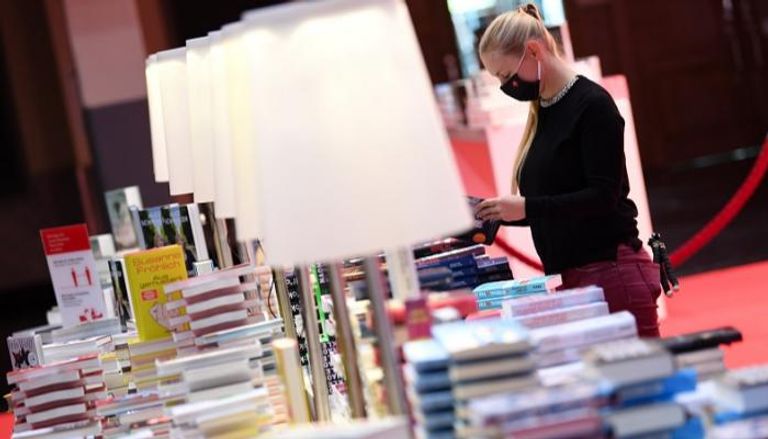 أحد موظفي معرض الكتاب في فرانكفورت ينجز آخر التحضيرات قبل المؤتمر الصحفي