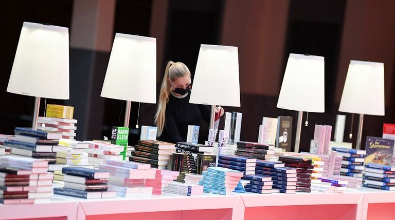 أحد موظفي معرض الكتاب في فرانكفورت ينجز آخر التحضيرات قبل المؤتمر الصحفي