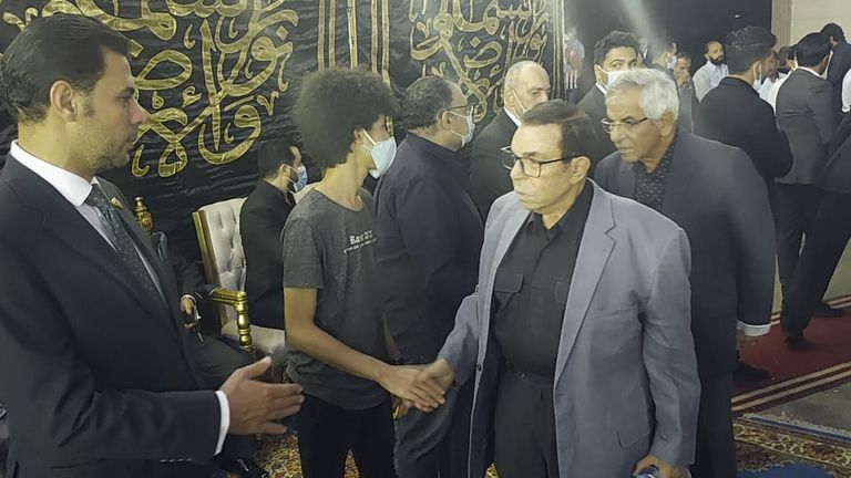 الفنان محمود حميدة يقدم واجب العزاء للفنان محمد رياض