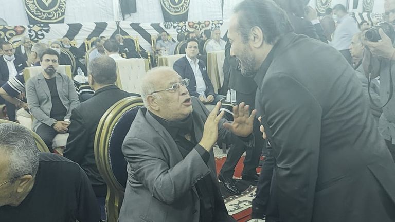 الفنان محمود حميدة يقدم واجب العزاء للفنان محمد رياض