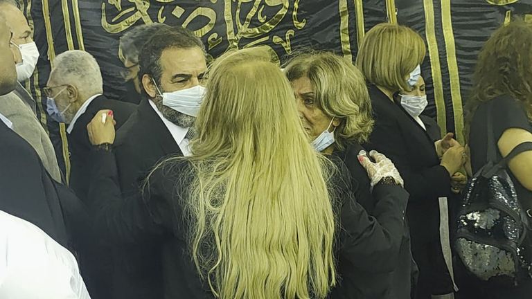 الفنان محمود حميدة يقدم واجب العزاء للفنان محمد رياض