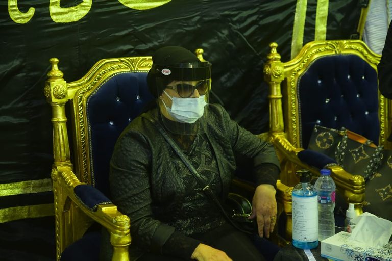 الفنان محمود حميدة يقدم واجب العزاء للفنان محمد رياض