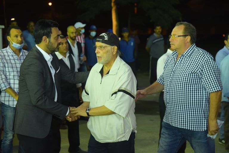 الفنان محمود حميدة يقدم واجب العزاء للفنان محمد رياض