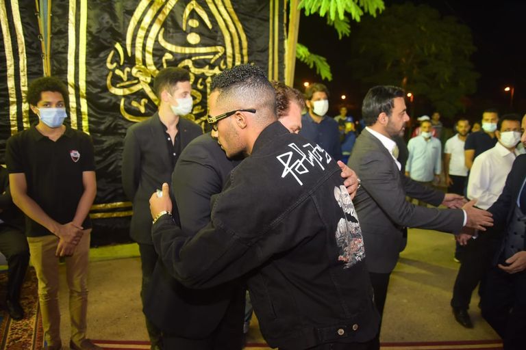 الفنان محمود حميدة يقدم واجب العزاء للفنان محمد رياض