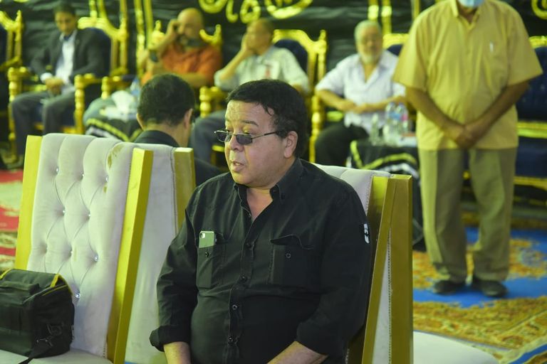 الفنان محمود حميدة يقدم واجب العزاء للفنان محمد رياض